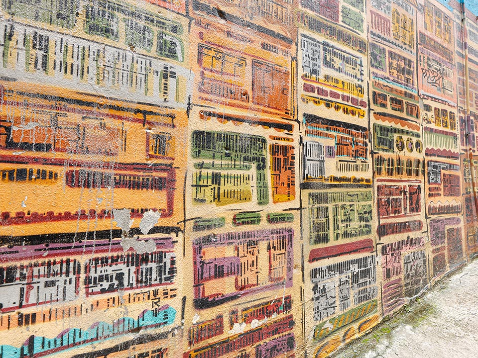 由Alex Croft创作的壁画中之平房特写。 