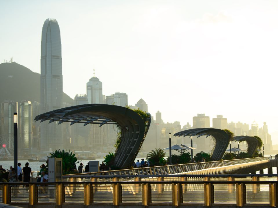 从星光大道海滨长廊观赏香港岛高楼景观。