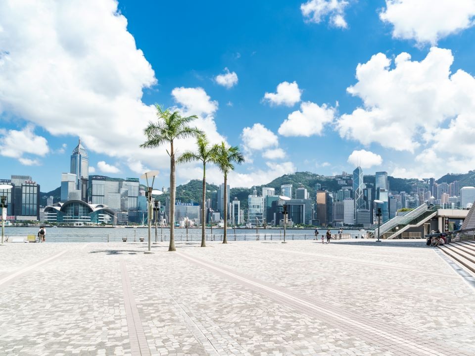 从星光大道海滨长廊观赏香港岛高楼景观。