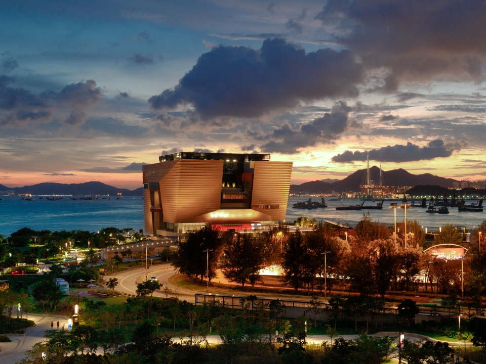 香港故宫文化博物馆与维多利亚港相映成趣。