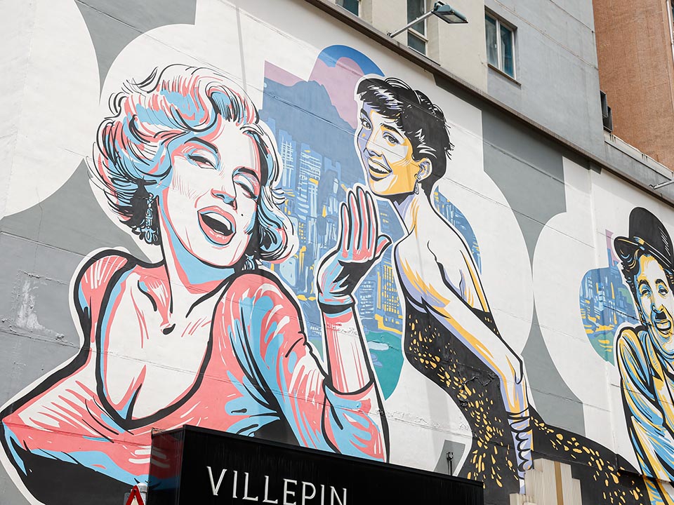 木的地酒店 – 中环墙上挂着荷里活明星的大型壁画。 