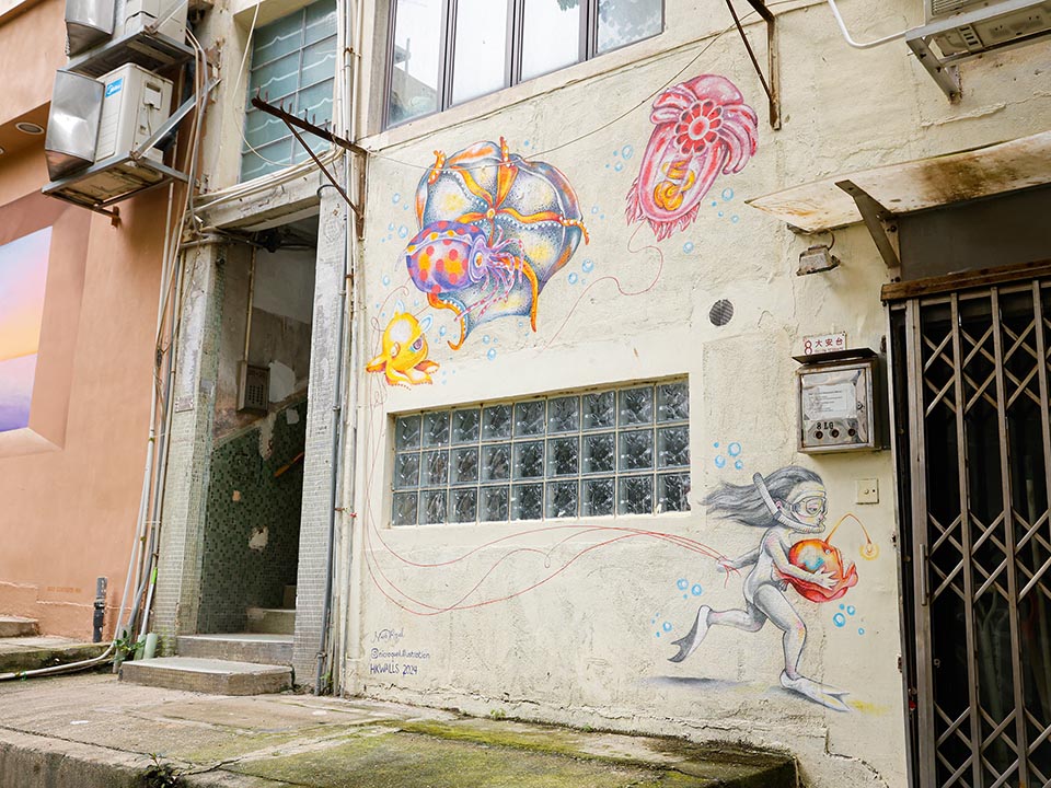 Nicole Roquel在大安台的一面白墙侧创作的街头壁画。 