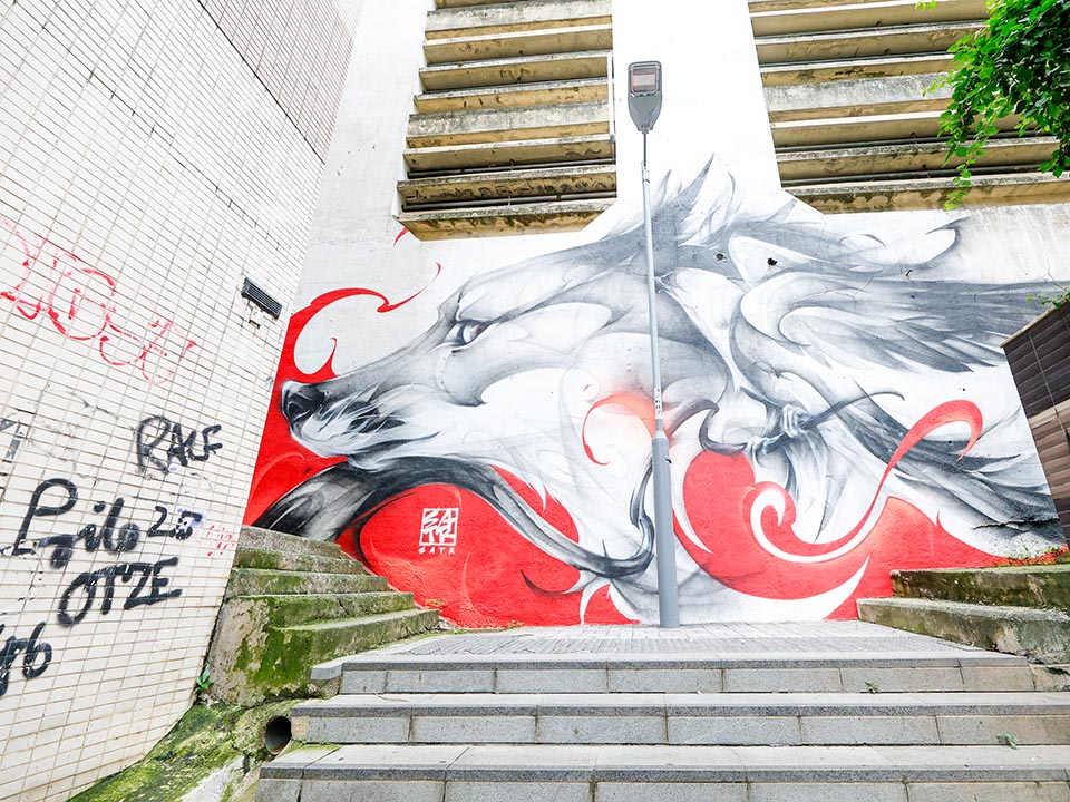 通往丰乐阁的楼梯上，由Satr创作的大型灰狐壁画。 