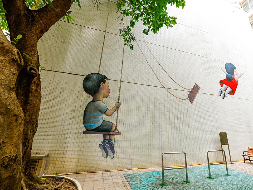 Seth创作的壁画，描绘了一个男孩在秋千上看着一个女孩从秋千上飞向空中。 