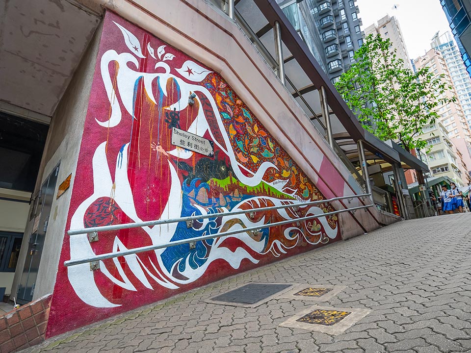 中环至半山自动扶手电梯下方，由香取慎吾创作的彩色壁画。