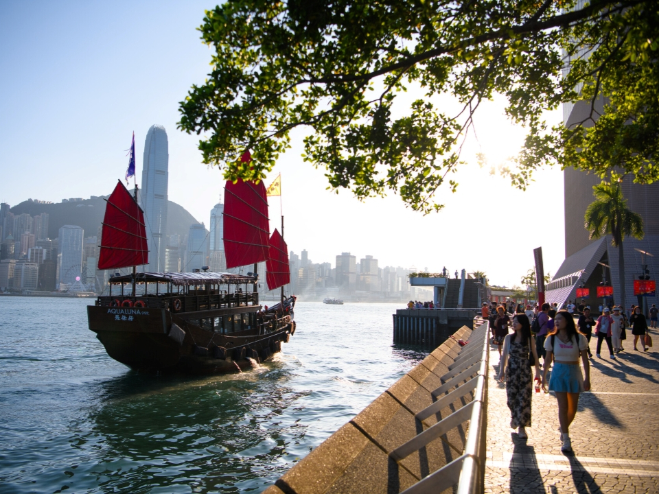 在尖沙咀海滨花园的Aqua Luna中式帆船。