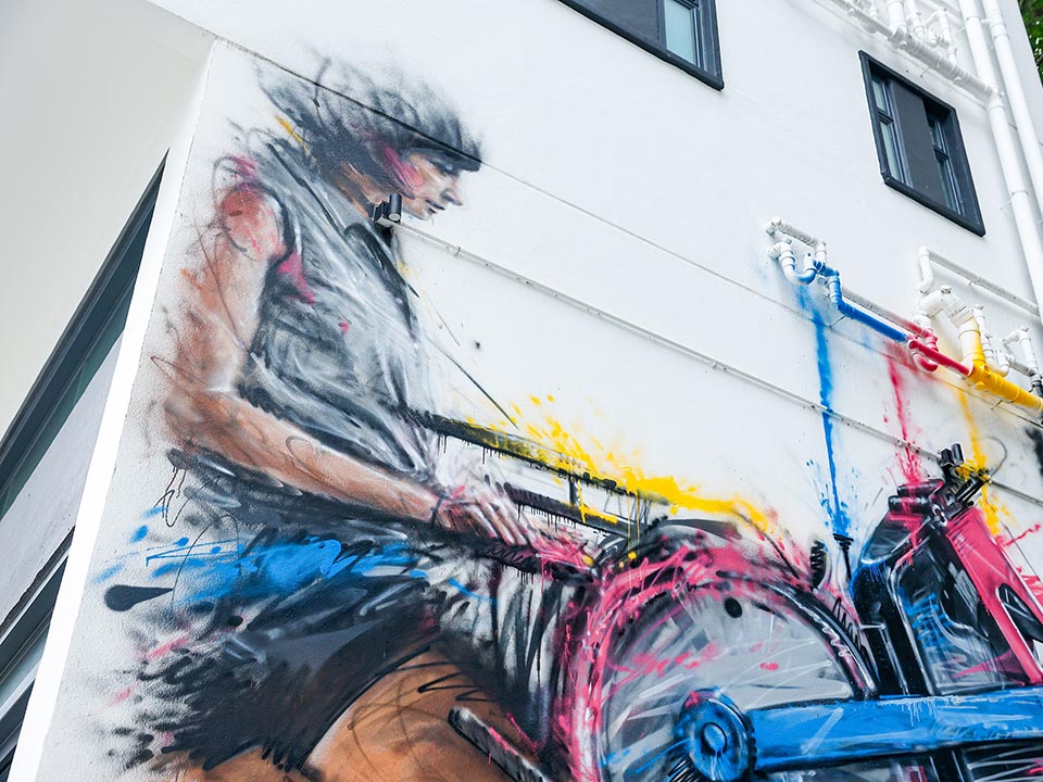 Victoriano在士丹顿街创作的大型壁画，描绘了一个女孩和印刷机。 