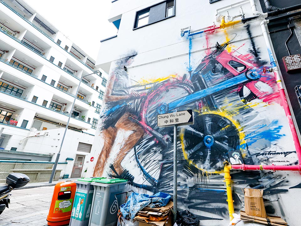 Victoriano在士丹顿街创作的彩色街头壁画。 