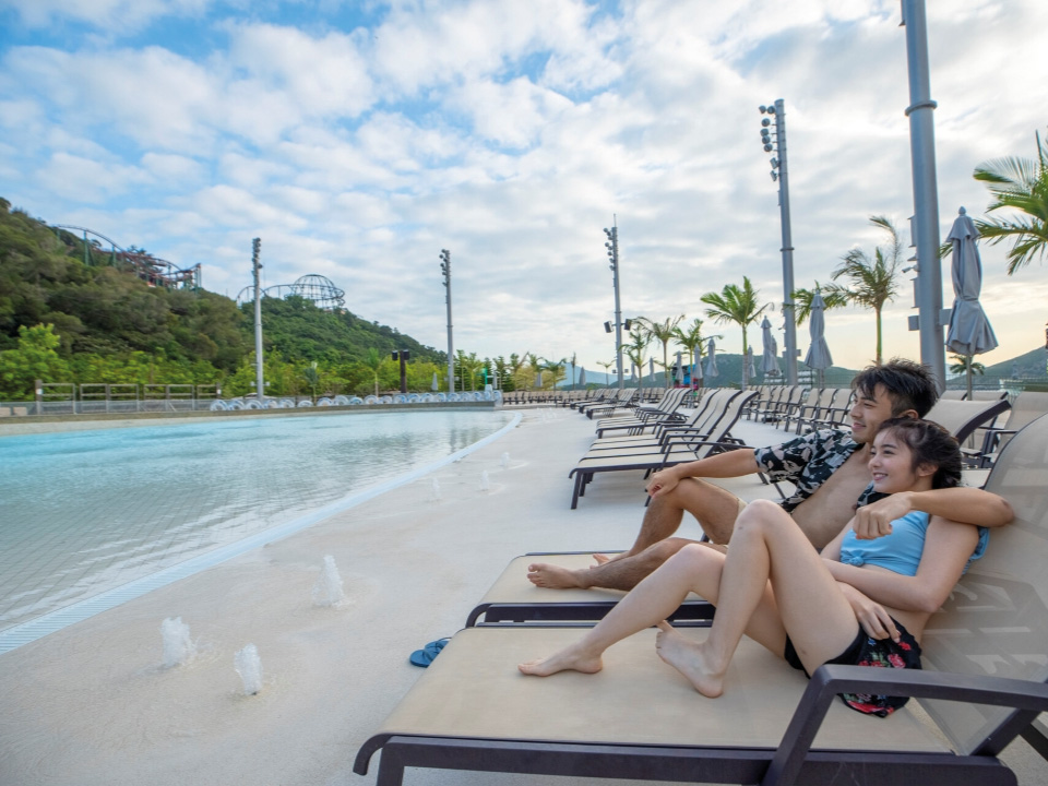 一对情侣在海洋公园水上乐园放松身心。