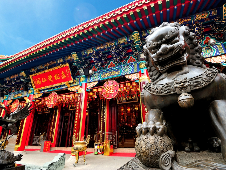 黄大仙祠的石狮守护着庙宇。