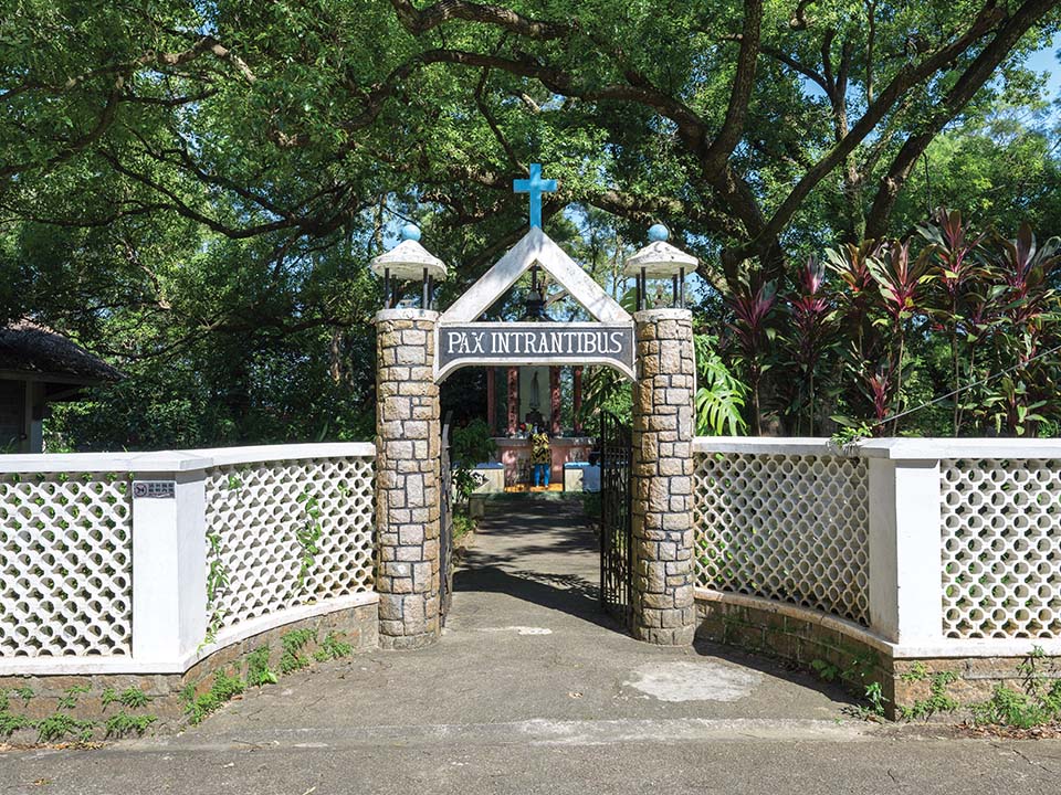 花园入口处竖立着饶有特色的花岗岩石柱