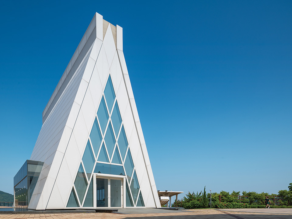 海滨礼堂的三角形正门