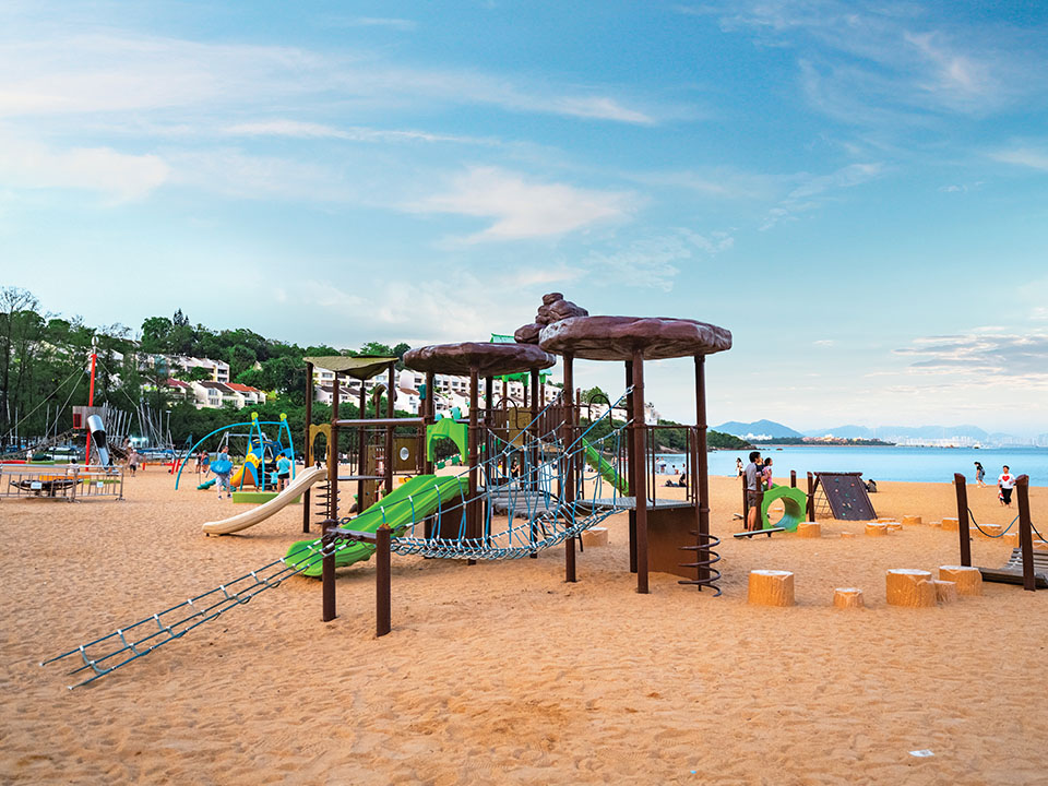 大白湾沙滩设有全港最大的沙滩游乐场