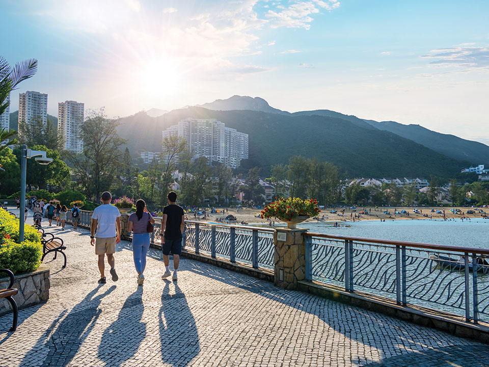 座落于码头旁边的愉景广场