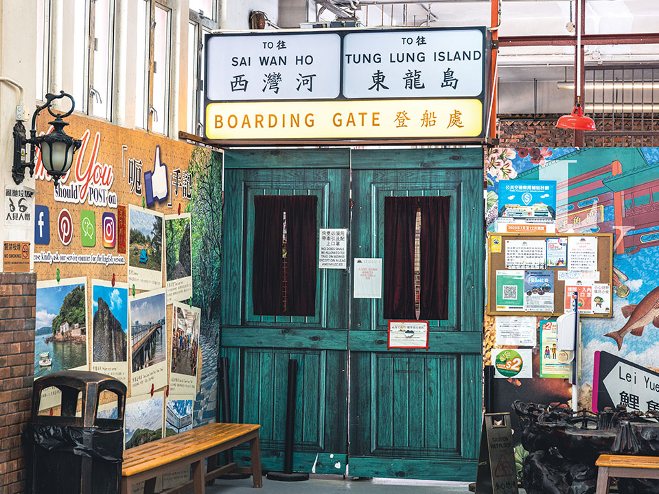 鲤鱼门避风塘的另一边多家海鲜餐厅