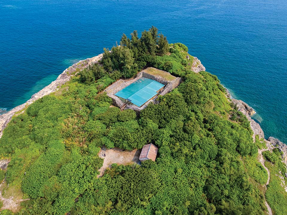 炮台位于东龙洲营地旁的山丘上