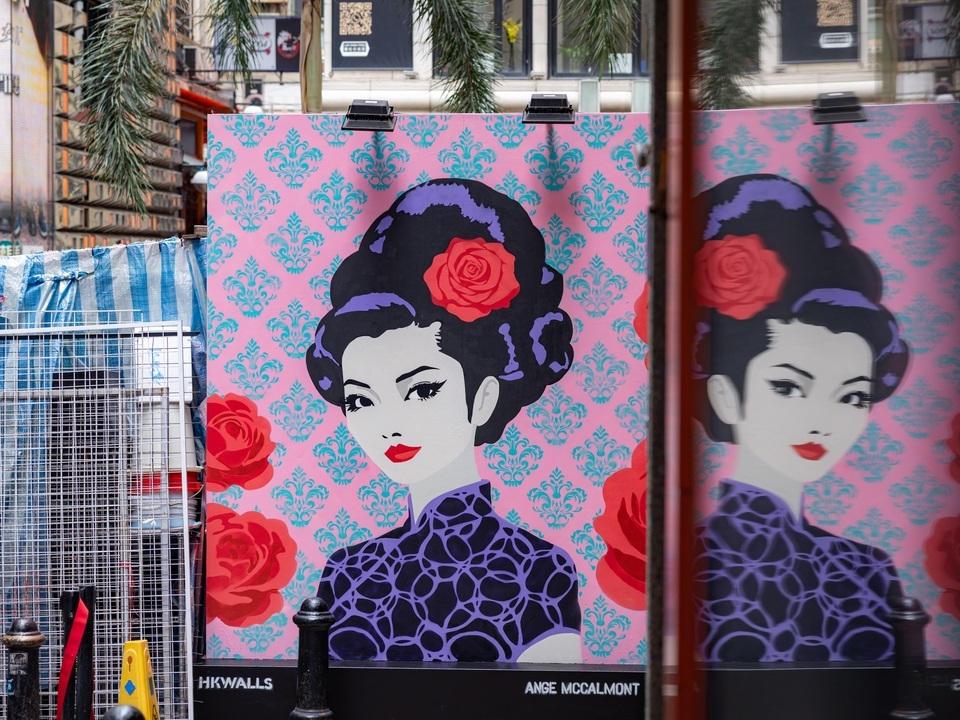  在兰桂坊的壁画上，一位身穿旗袍、头戴玫瑰的女子。 