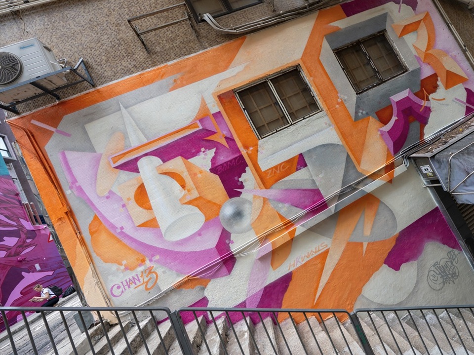 四方街上，陈十三创作之彩色壁画前的楼梯。 