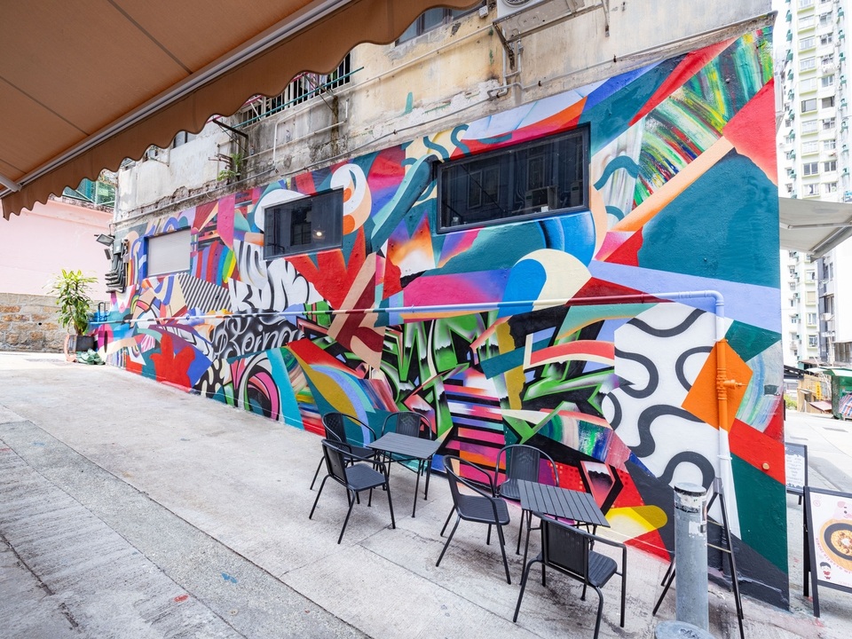 俯瞰太平山街，欣赏由Miguel Emerico创作的彩色壁画。