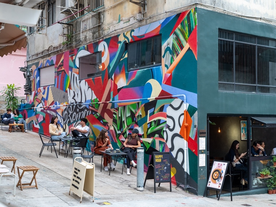 太平山街一面墙的侧面，画有Miguel Emerico创作的鲜艳壁画。