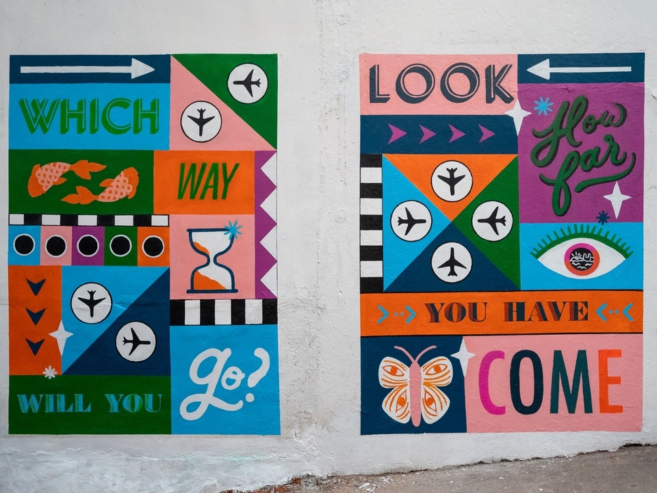 由Erin Hung创作的彩色街头壁画。