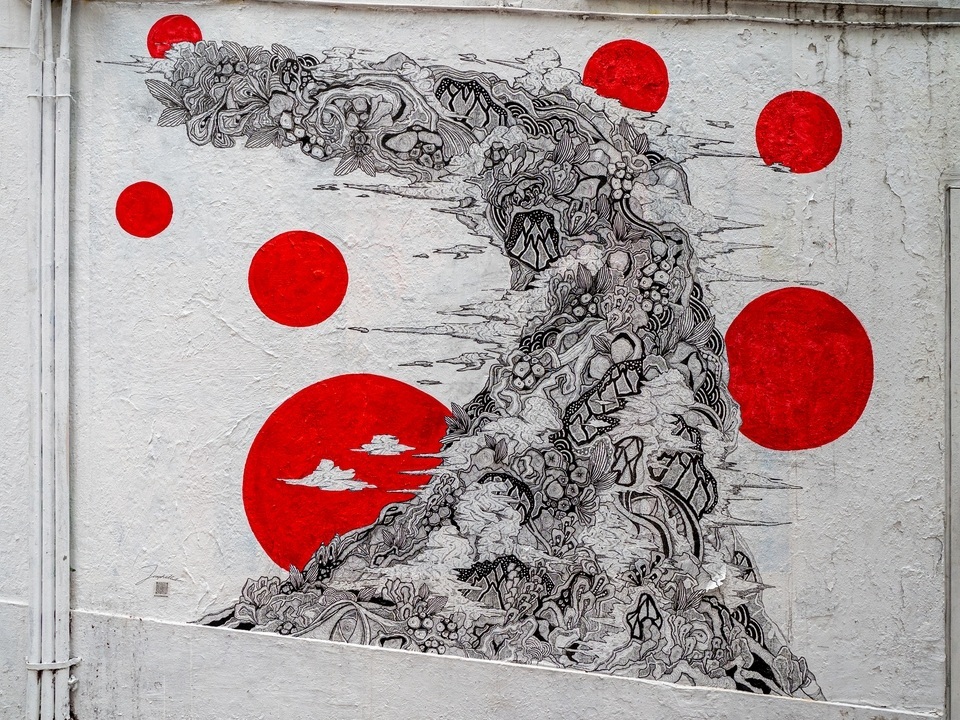 太平山街上Joe Ellul创作的黑、白、红三色壁画。 