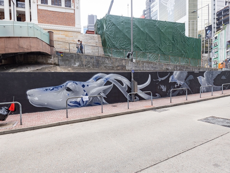 云咸街上Nut创作的长形壁画。 