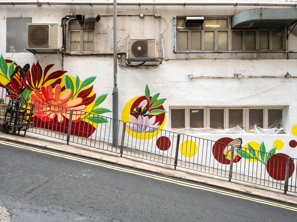 从对面街看Riitta Kuisma壁画。 