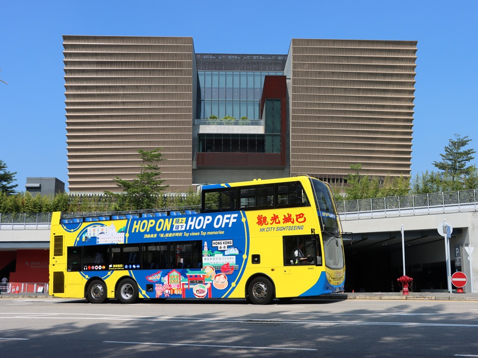 探索“艺游号”开篷观光巴士