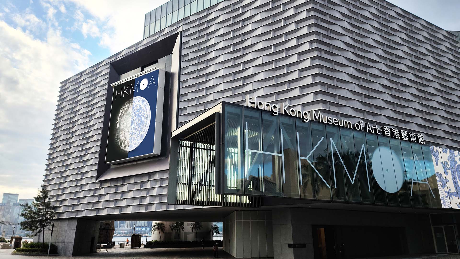 香港艺术馆每层公共空间均设落地玻璃。