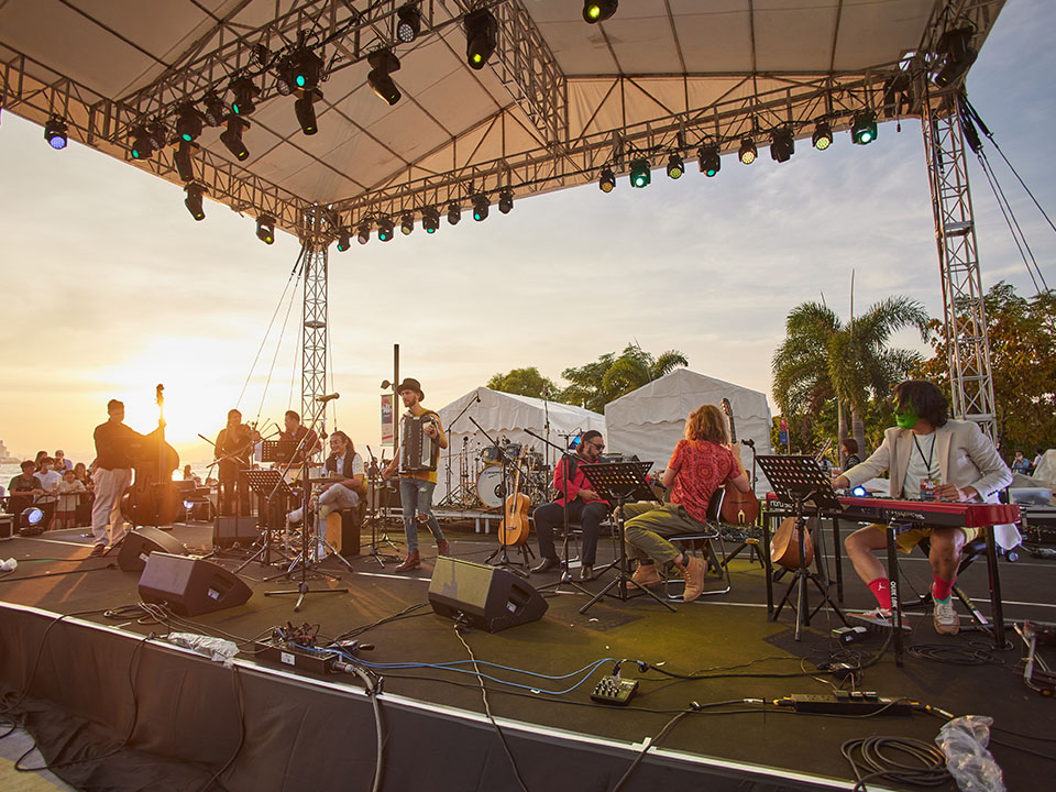 自由爵士音乐节包含爵士音乐表演与文化交流。