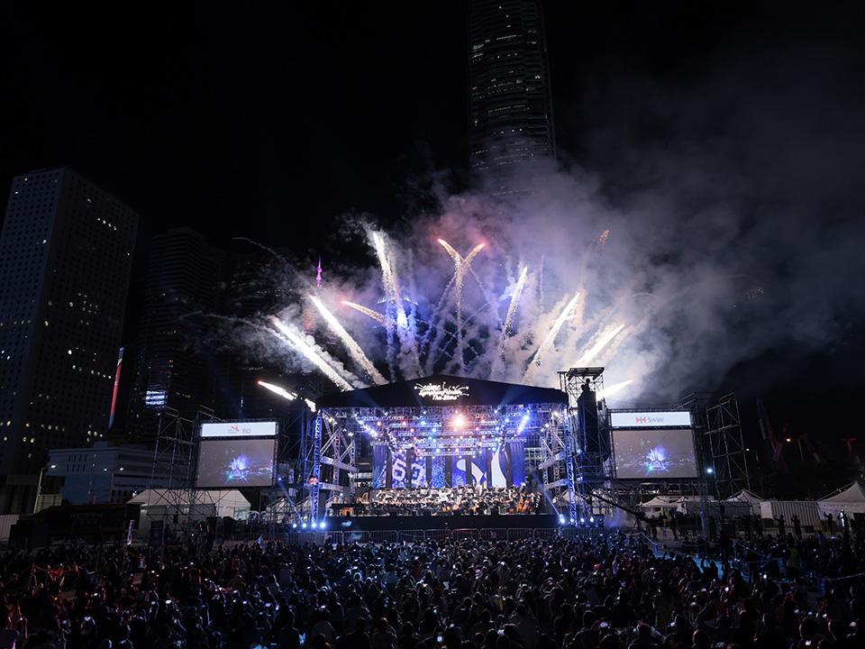 香港管弦乐团在维多利亚港的夜空下表演。