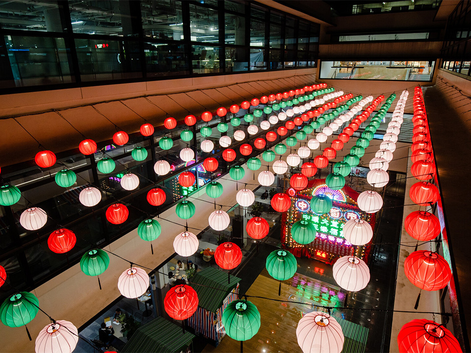 夜晚挂满喜庆中式灯笼的中环街市。