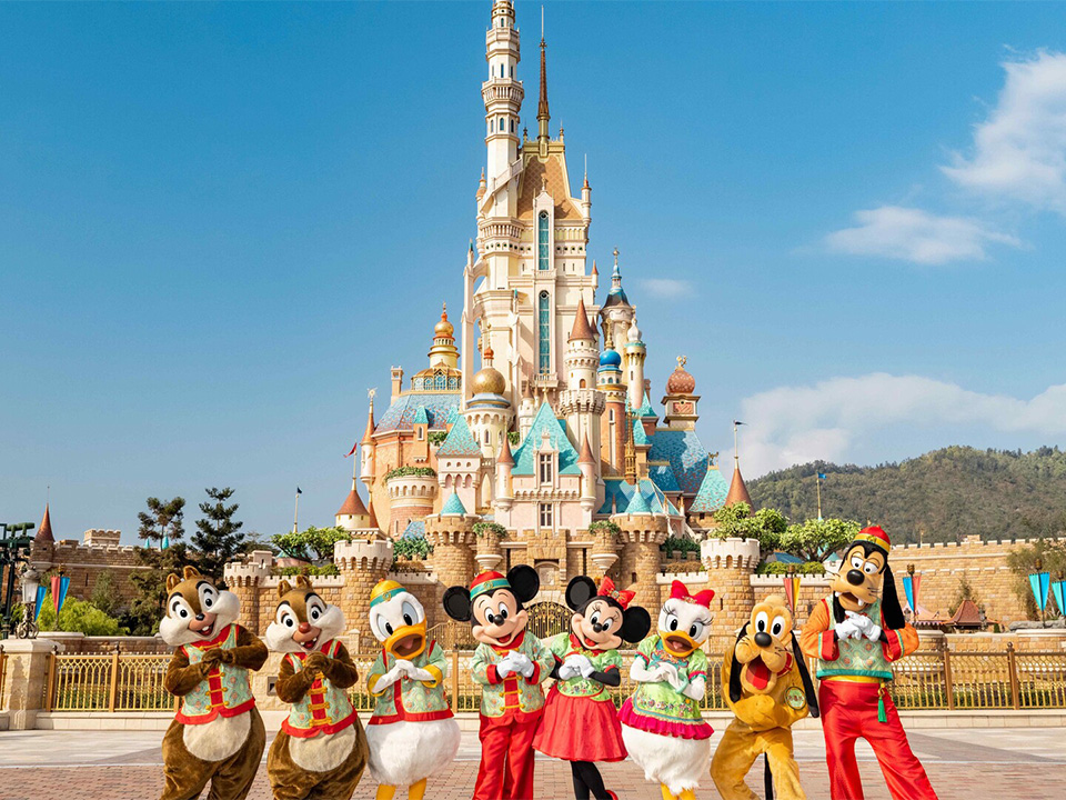 迪士尼动画角色穿着节庆盛装，在迪士尼乐园城堡外为大家送上新年祝福。 