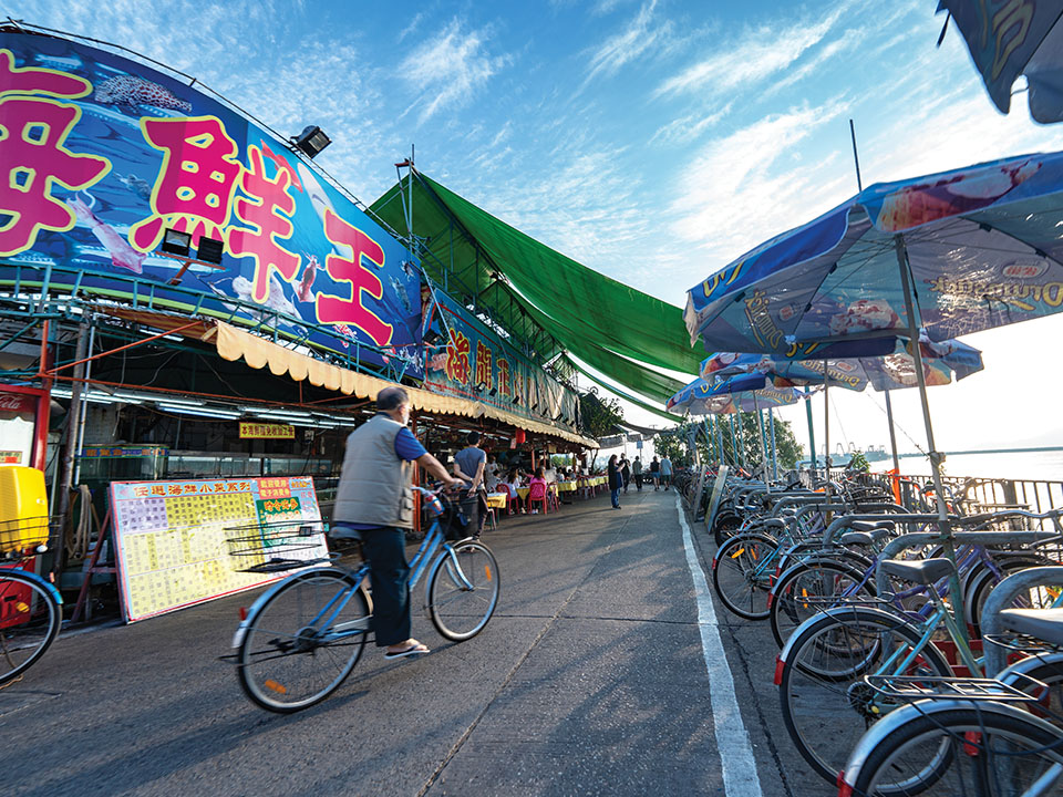 长洲遍布各类景点，游客不妨租用自行车四处探索。