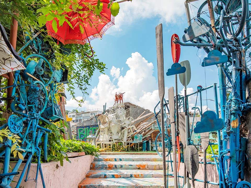 坪洲是     充满艺术气息的岛屿，小巷里亦有涂鸦或艺术装置。