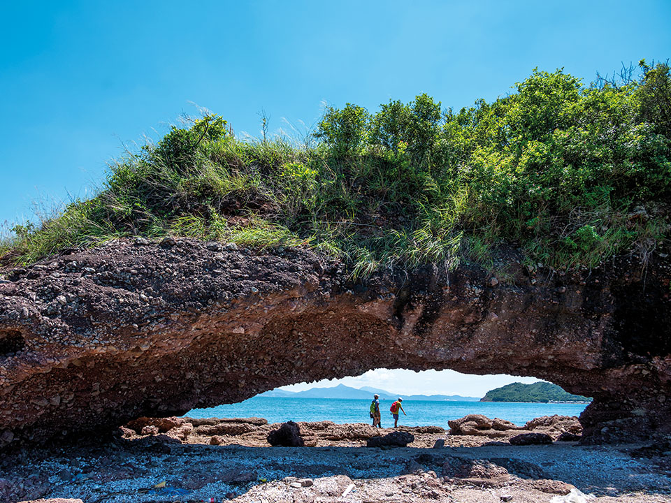 鸭洲岛上有名为“鸭眼洞”的海蚀拱，是适合打卡的地质景点。