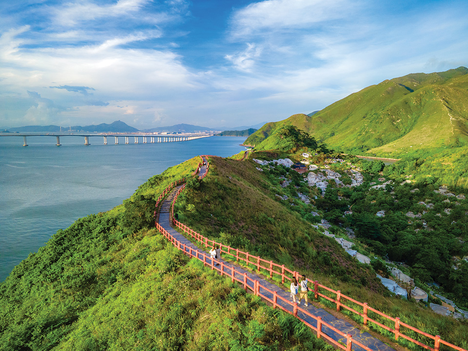 下瞰虎山红栏山径