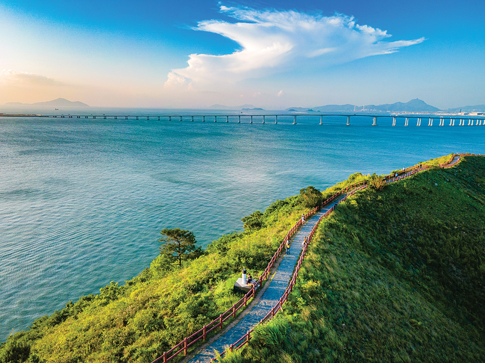 海旁的红栏山径