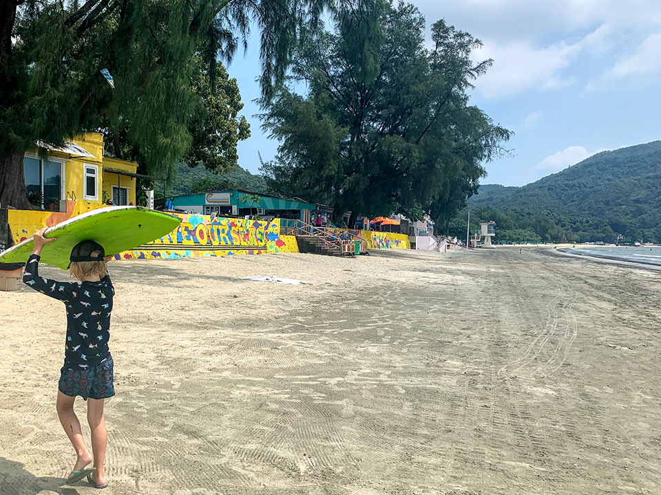 举着冲浪板的小朋友