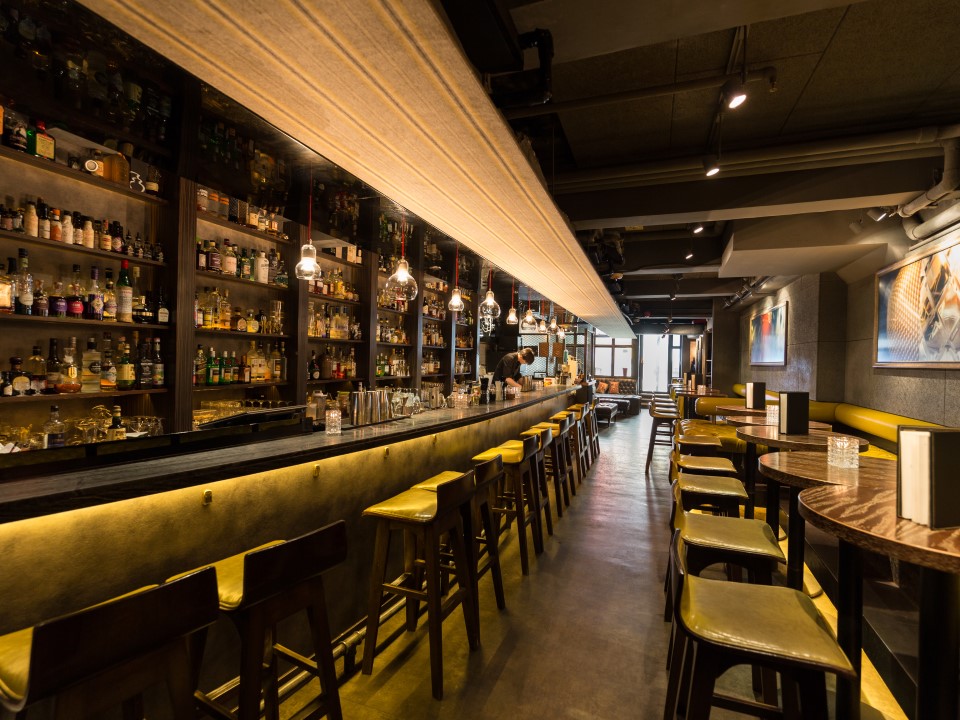 酒吧拥有简洁优雅的现代化室内设计